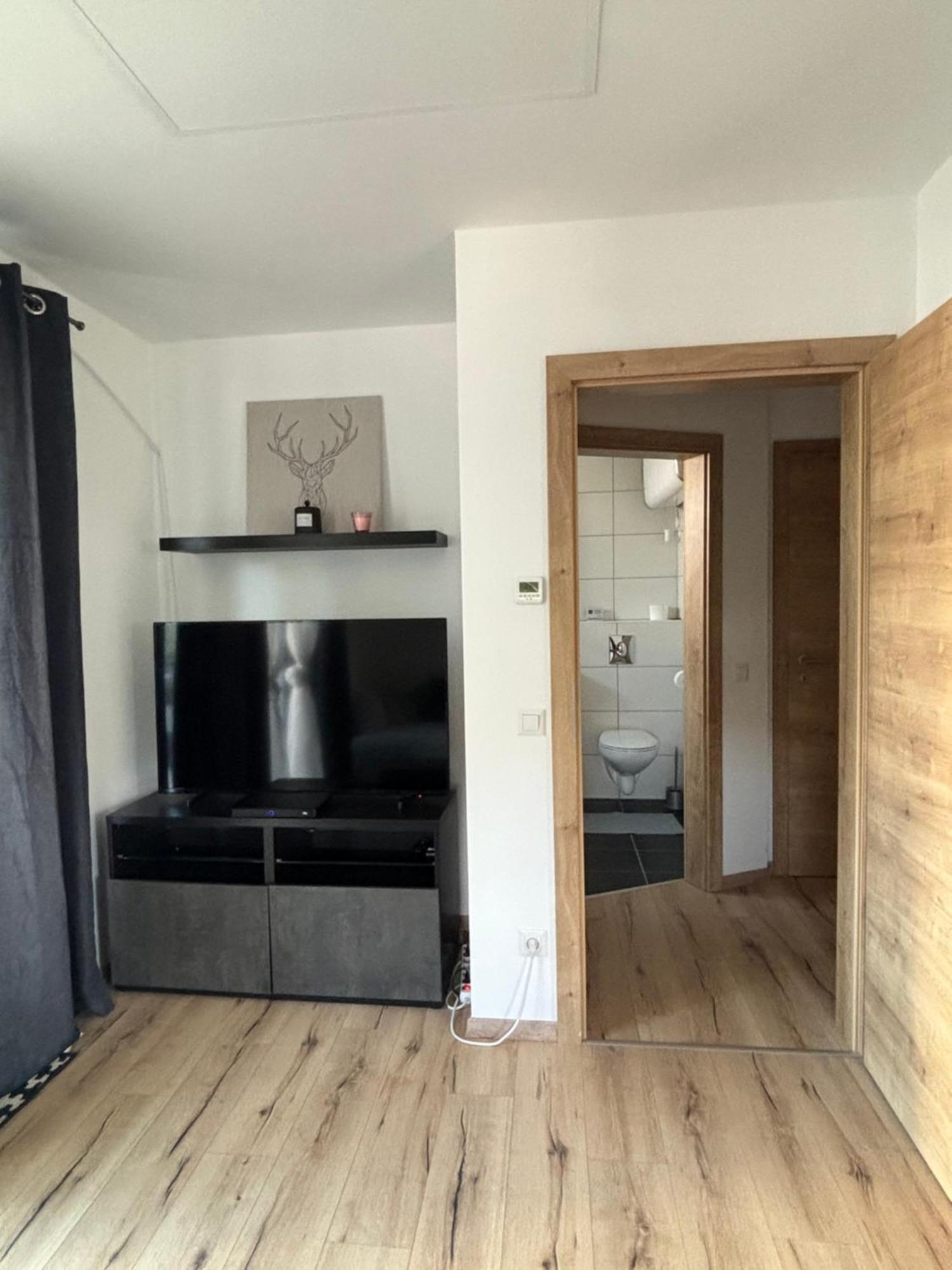 וולדן אם וורתרסי Schoene Wohnung Mit Terrasse Und Parkplatz מראה חיצוני תמונה