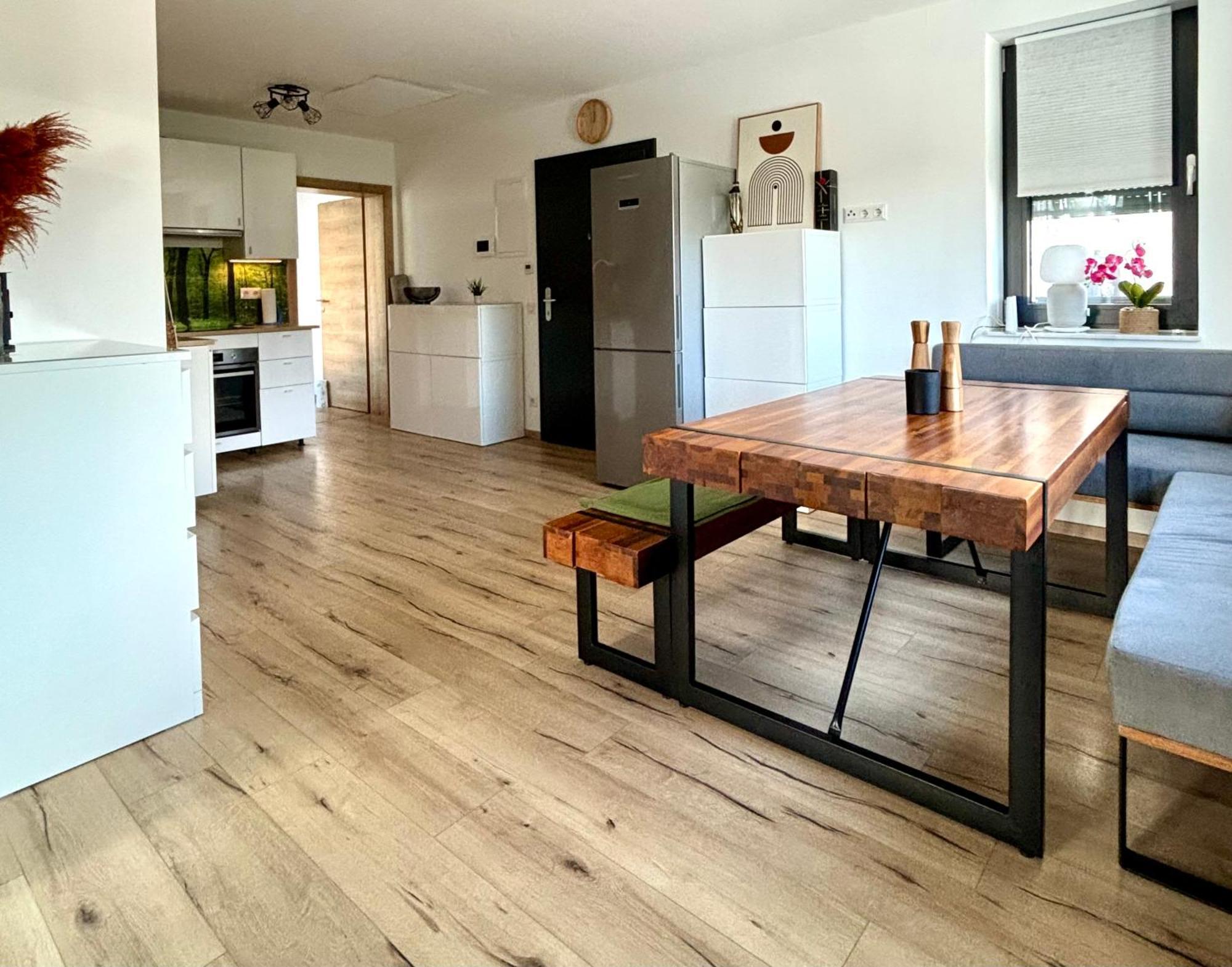 וולדן אם וורתרסי Schoene Wohnung Mit Terrasse Und Parkplatz מראה חיצוני תמונה