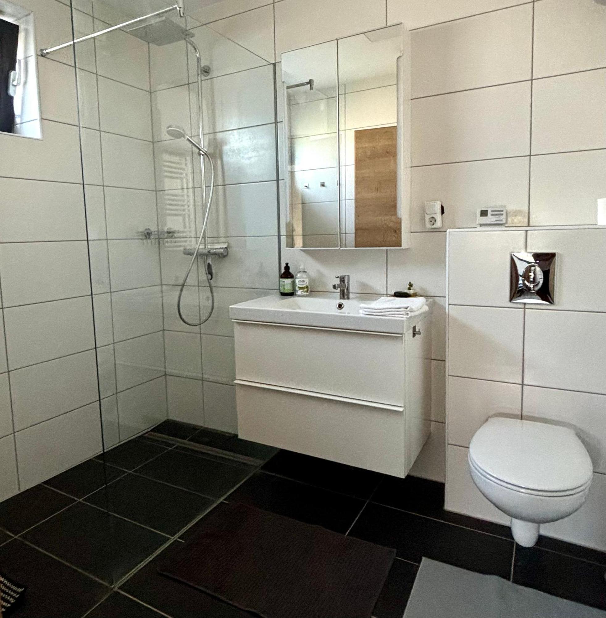 וולדן אם וורתרסי Schoene Wohnung Mit Terrasse Und Parkplatz מראה חיצוני תמונה