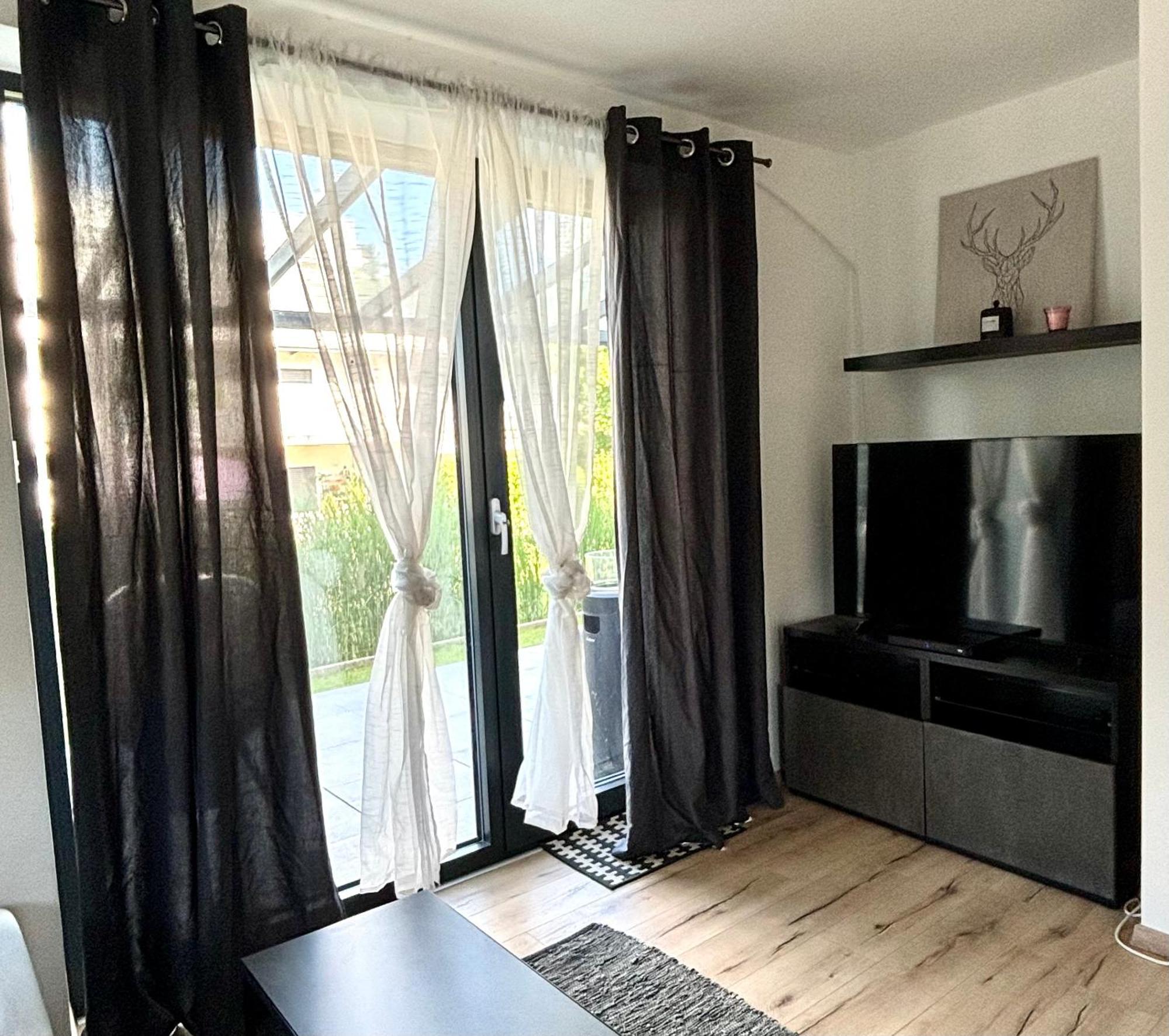 וולדן אם וורתרסי Schoene Wohnung Mit Terrasse Und Parkplatz מראה חיצוני תמונה
