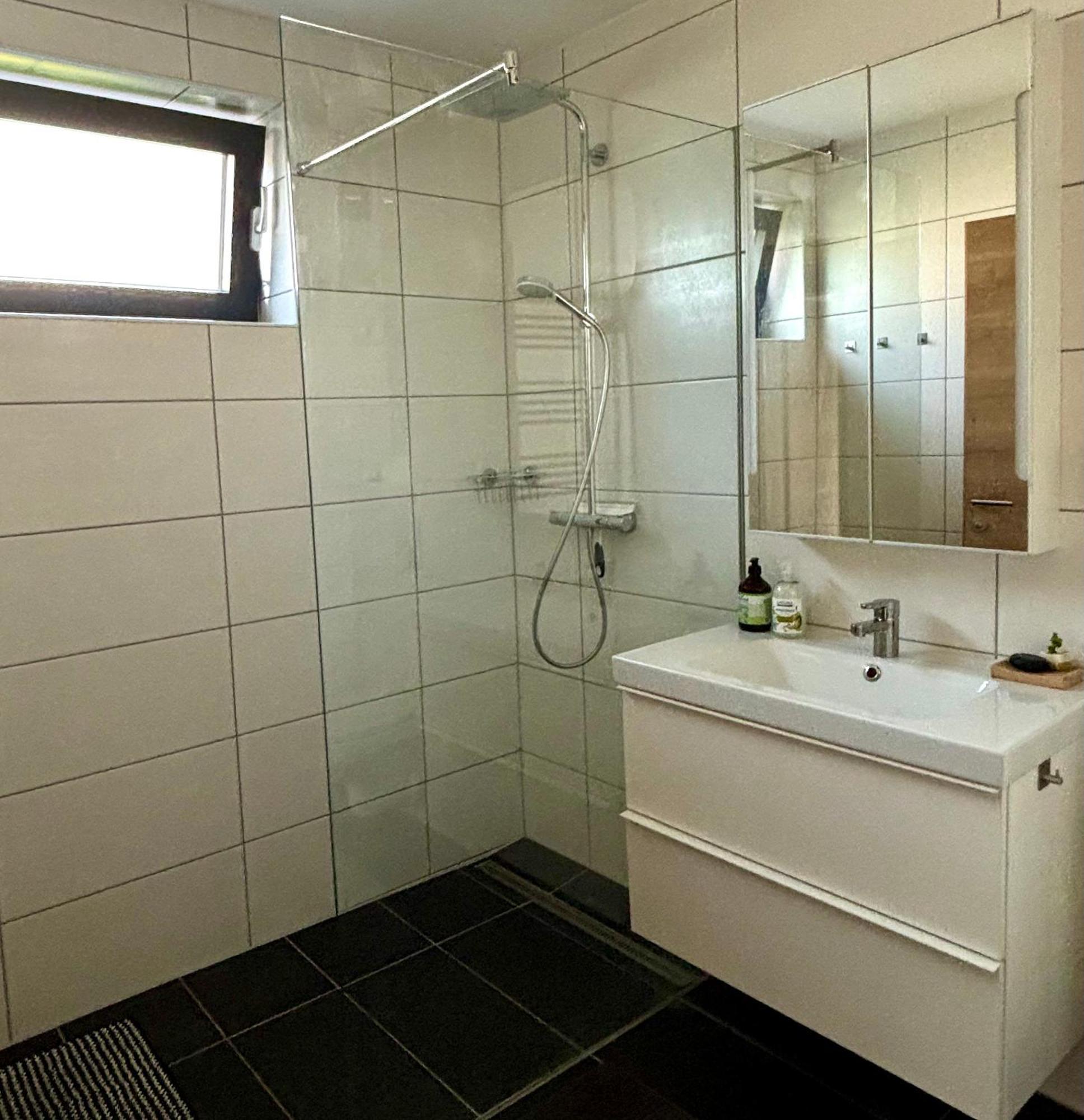 וולדן אם וורתרסי Schoene Wohnung Mit Terrasse Und Parkplatz מראה חיצוני תמונה